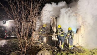 Der Wohncontainer bei einem Pferdestall in Niederösterreich brannte vollständig aus.