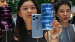 Kundinnen inspizieren die neuen iPhone-18-Geräte in einem Apple Store.