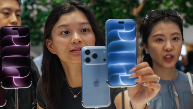 Kundinnen inspizieren die neuen iPhone-18-Geräte in einem Apple Store.