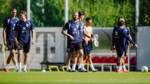 Konrad Laimer (Mitte) ist wieder da.