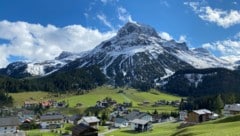 Das markante 2557m hohe Omeshorn am Dorfeingang von Lech am Arlberg beflügelt auch den Geist. 