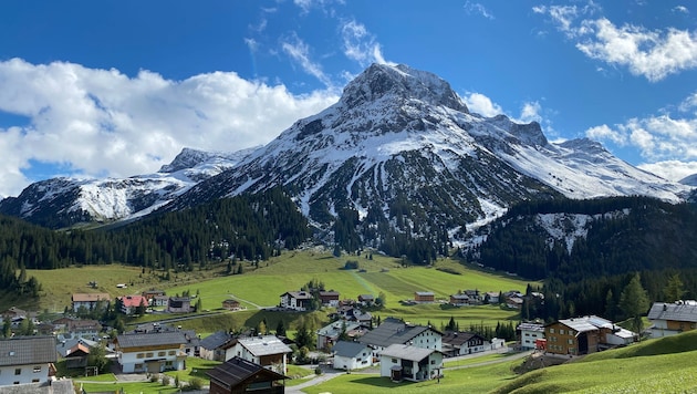 Das markante 2557m hohe Omeshorn am Dorfeingang von Lech am Arlberg beflügelt auch den Geist.