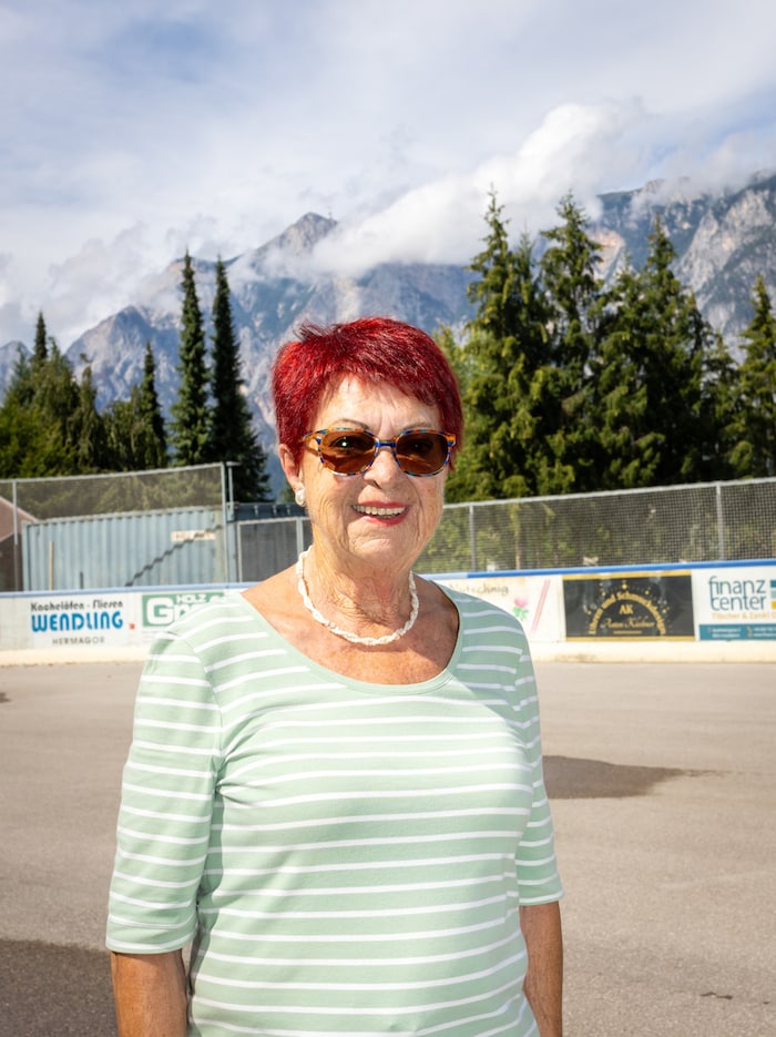 Hannelore „Stubsi“ Dreschnig steht seit 58 Jahren am Eislaufplatz und fiebert bei Spielen mit.