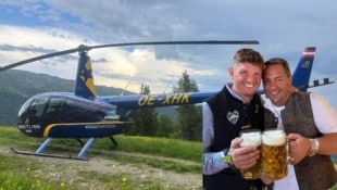 Manuel Aster (re.) ist der Inhaber des Helis. Der Helikopter wird von Thomas Morgenstern ...