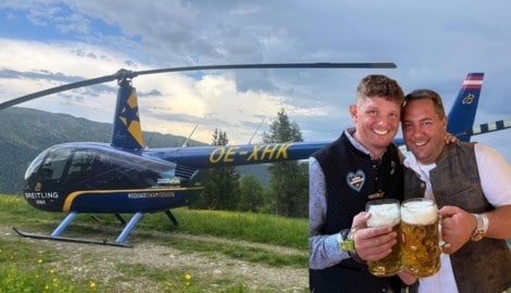 Manuel Aster (re.) ist der Inhaber des Helis. Der Helikopter wird von Thomas Morgenstern ...