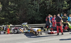 Bei Ottenschlag wurde ein Biker von der Sonne geblendet und kollidierte mit einem Auto.