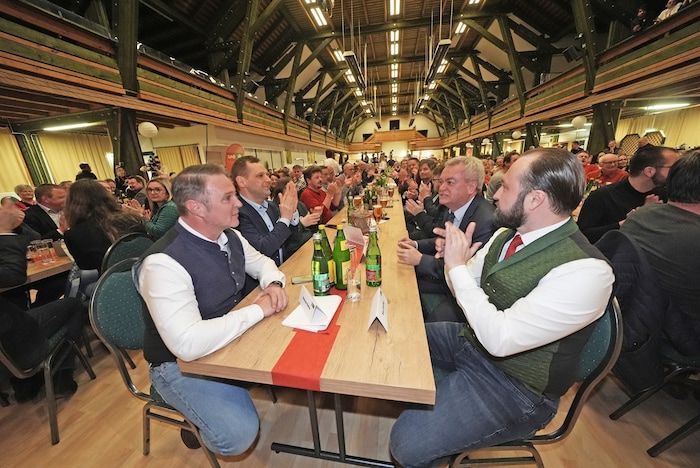 Richtig oft werden Andreas Babler (li.) und Max Lercher wohl nicht mehr bei einem Bier ...