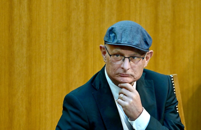 Seit er seine Krebserkrankung öffentlich machte, trägt Marterbauer eine Kappe.