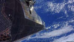 Screenshot eines SpaceX-Live-Streams, der eine Starship-Rakete bei der Installation neuer ...