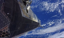 Screenshot eines SpaceX-Live-Streams, der eine Starship-Rakete bei der Installation neuer ...