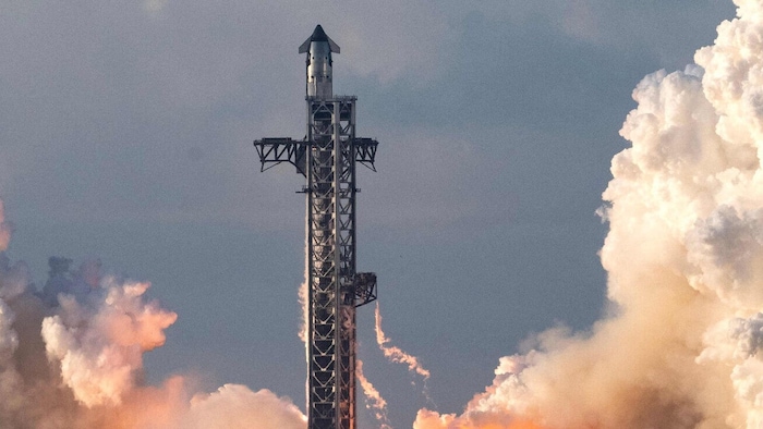 Die Riesenrakete ist am Montagnachmittag gestartet.