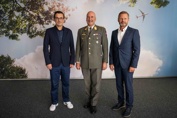 V.l.n.r.: Stefan-Kenan Scheib, COO von Austrian Airlines, Gerfried Promberger, der Kommandant ...