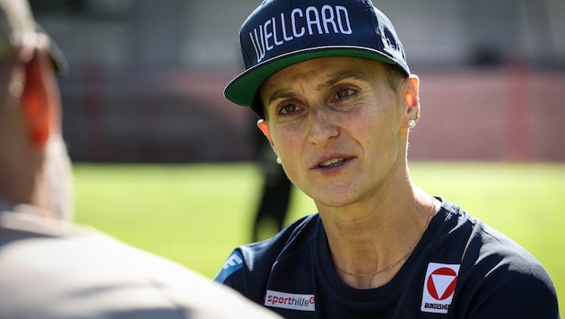 Eva Pinkelnig ist vor wenigen Tagen erstmals nach ihrer schweren Knieverletzung wieder abgehoben ...