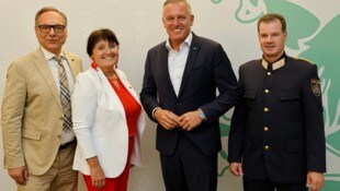 Beim Sicherheitsgipfel, v. li.: Harald Eitner (Katastrophenschutz), LH-Vize Manuela Khom, LH ...