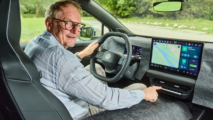 Noch ist das Cockpit verhüllt, das Wesentlicher ist aber zu erkennen: echte Tasten am Lenkrad ...