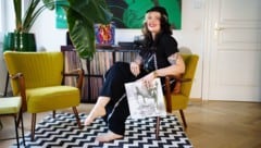 Constanze Baumfrisch in ihrer stilvoll eingerichteten Wohnung, in der das bewusste Musikhören ...