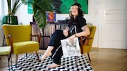 Constanze Baumfrisch in ihrer stilvoll eingerichteten Wohnung, in der das bewusste Musikhören ...