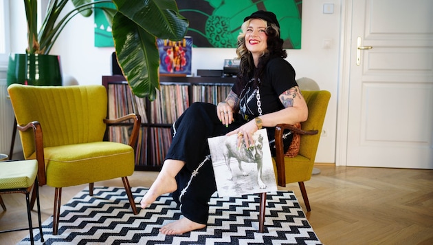 Constanze Baumfrisch in ihrer stilvoll eingerichteten Wohnung, in der das bewusste Musikhören ...