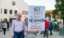 Ruhig und friedlich verlief die Versammlung von knapp 80 Breitenfurtern vor dem Amtshaus. Sie ...