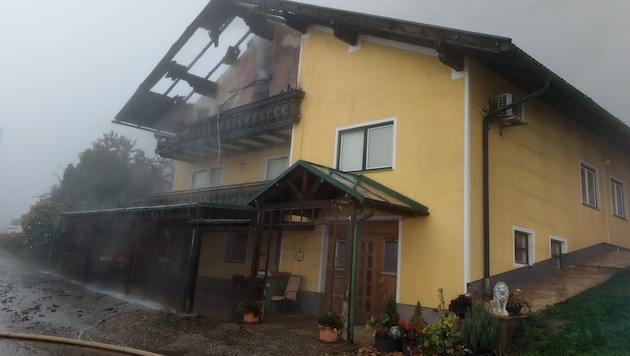 Das Wohnhaus ist bis auf den ersten Stock heruntergebrannt.