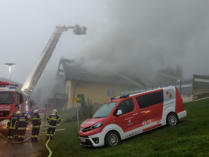 Der Dachstuhl des Hauses wurde vom Feuer zerstört.
