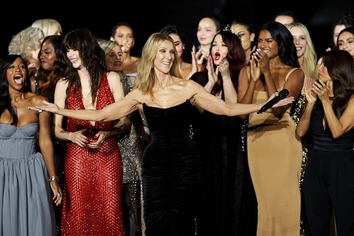 Céline Dion ließ sich von den Superstars am Catwalk feiern.