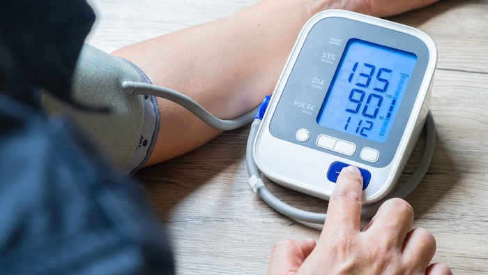 Spätestens ab dem 40. Lebensjahr – am besten schon früher – sollte der Blutdruck auch bei ...