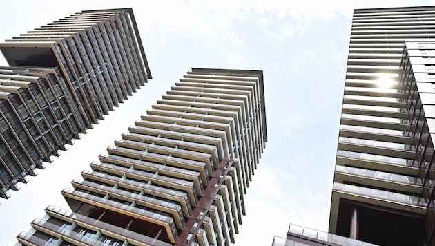 Auf einem Balkon des Triiiple Towers in Wien-Landstraße brach am Dienstagmorgen ein Brand aus. ...