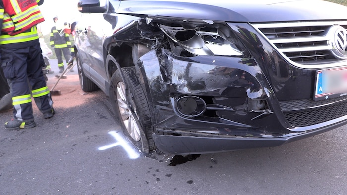Die Autos wurden stark beschädigt und mussten abgeschleppt werden.