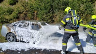 Das Auto brannte vollständig aus.