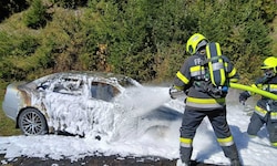 Das Auto brannte vollständig aus.