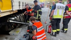 Durch die Kollision wurde der Tank des Lkw aufgerissen.