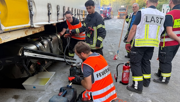 Durch die Kollision wurde der Tank des Lkw aufgerissen.