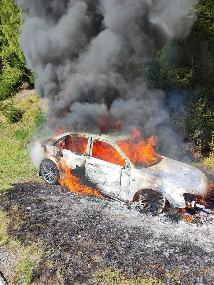 Das Auto brannte vollständig aus.