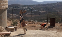 Palästinensische Kinder in Jalud – die Ortschaft ist von israelischen Siedlungen umzingelt.