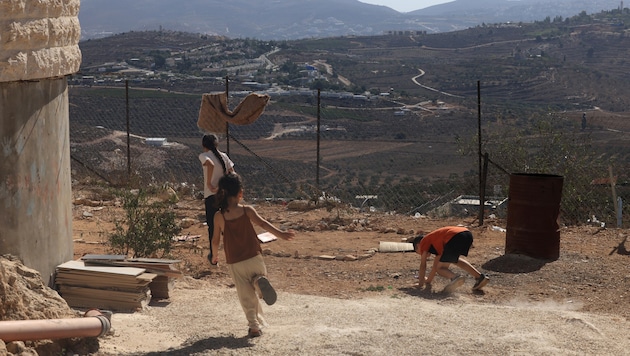 Palästinensische Kinder in Jalud – die Ortschaft ist von israelischen Siedlungen umzingelt.