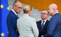 Bundeskanzler Christian Stocker im Gespräch mit seinen verbündeten Amtskollegen aus Deutschland, ...