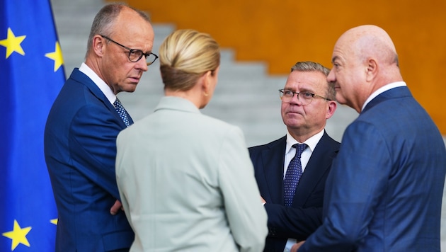 Bundeskanzler Christian Stocker im Gespräch mit seinen verbündeten Amtskollegen aus Deutschland, ...