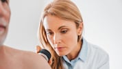 Regelmäßig zur dermatologischen Kontrolle gehen!