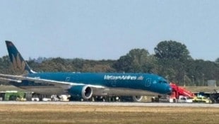 Mitte August hat sich in München fast ein Unfall ereignet, nachdem eine Boeing über die ...