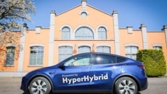 Der „HyperHybrid“ von Obrist Powertrain vor der Firmenzentrale in Lustenau