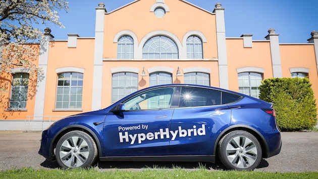 Der „HyperHybrid“ von Obrist Powertrain vor der Firmenzentrale in Lustenau