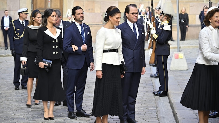 Am Dienstag erschienen Schwedens Prinzessinnen und Königin Silvia geschlossen im eleganten ...