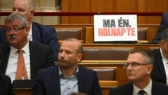 Am leer gebliebenen Platz eines der verhafteten Politikers stand ein Schild mit dem ...