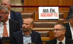 Am leer gebliebenen Platz eines der verhafteten Politikers stand ein Schild mit dem ...
