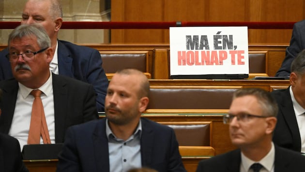 Am leer gebliebenen Platz eines der verhafteten Politikers stand ein Schild mit dem Spruch: ...