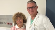 Primarius Sprinzl schenkte seiner Patientin Brigitta Edengruber heute mit dem Einsetzen des ...