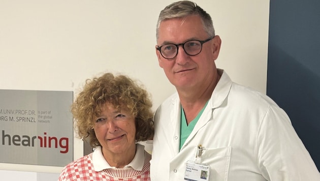 Primarius Sprinzl schenkte seiner Patientin Brigitta Edengruber heute mit dem Einsetzen des ...