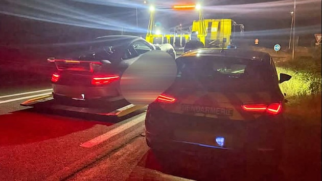 Die Polizei postete auf Facebook ein Foto vom Abtransport des Porsche.