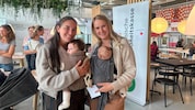 Die jungen Mamas Daniela und Jasmin (r) bei der größten Stillberatung Kärntens.